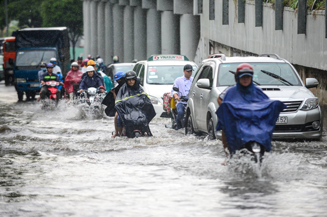 đường Nguyễn Hữu Cảnh ngập lụt